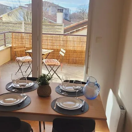 Charming T2 In Apartment